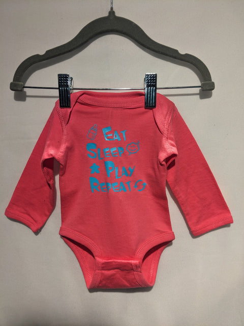 083 Baby Body langarm Neugeborenes